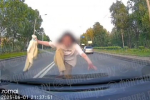 В Петербурге девушка набросилась на машину с семьей внутри и попала на видео