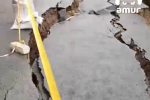 В российском городе подпорная стена с детской площадкой рухнула на дорогу