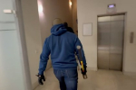Силовики с кувалдой попали на видео во время обысков в российском информагентстве