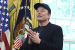 Маск ответил на призыв экс-советника Трампа выдворить его из США