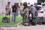 Сапер во взрывозащитном костюме при проверке подозрительной машины в Москве попал на видео