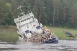 Тонущее на Енисее и спровоцировавшее режим ЧС судно сняли на видео