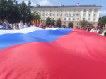 В центре Калуги развернули огромные флаги