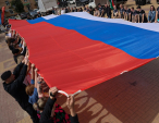 Участники СВО и члены их семей развернули триколор на Театральной площади в Калуге