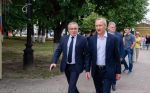 Губернатор Владислав Шапша гуляет на Театралке вместе с калужанами