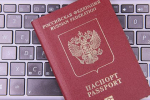 Российская блогерша сожгла паспорт и привлекла внимание полиции