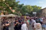 Толпа глумящихся над туристами жителей популярного курорта Европы попала на видео