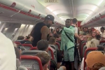 На рейсе до Ибицы пьяные туристы устроили драку и попали на видео