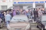 В российском городе рабочие два часа не могли попасть на завод по одной причине