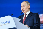 Лабубу и женщину-робота поставили смотреть выступление Путина на ПМЭФ