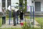 В Москве мигранты устроили забой барана на детской площадке и попали на видео
