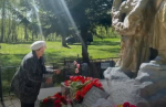 Ростовчанка в 84 года впервые посетила могилу отца в Калужской области
