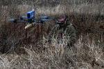 Украинский боец потерял FPV-дрон при попытке атаковать поселок в России