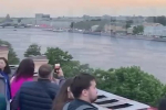 Гид в Петербурге повел туристов на экскурсию по крыше и бросил их на произвол судьбы