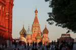«Иоанн Грозный переворачивается в гробу». Храму Василия Блаженного пририсовали символы ислама. В РПЦ возмущены