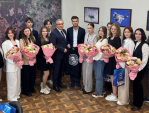 Калужских стобалльников лично поздравил городской голова