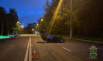 Водитель легковушки попал в больницу после ночного ДТП с переворотом
