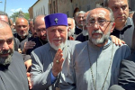 Силовики пытались задержать архиепископа, конфликтующего с Пашиняном. Ему дали два часа на добровольную явку. Что известно?