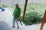 Россиянин открыл стрельбу из ружья во дворе дома и попал на видео