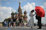 В Москву пришла адская жара, дальше — мощнейшие ливни с градом. Чего еще ждать горожанам?