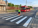 В Калуге обновляют разметку на пешеходных переходах