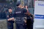 В России полиция затолкала в машину мать на глазах у ребенка в коляске и попала на видео