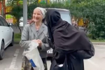Уговаривавшую москвичку принять ислам женщину в никабе сняли на видео