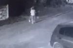 В России мужчина одним ударом отправил на асфальт мать бойца СВО и попал на видео