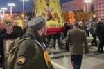 Мужчины в камуфляже и с медалями вышли на улицу города России ночью с одной целью