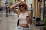 40-летняя звезда Comedy Woman прошлась по улице в облегающей майке без бюстгальтера
