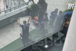 На балкон офисов в центре Москвы из премиум-апартаментов на 12-м этаже выпала девушка