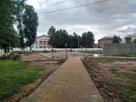В Думиничах продолжается благоустройство сквера у Мемориала