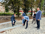В сквере на улице Жолио-Кюри в Обнинске заканчивается укладка плитки