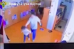 Воспитательница в российском детсаду оттаскала ребенка за волосы и попала на видео