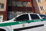 Отец-должник спрятался от приставов на балконе российской квартиры